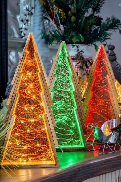 Shim Trees, Trees With Lights, Wooden Christmas Trees Diy, Epoxy Ideas, Lights Diy, Resin Crafts Tutorial, Diy Resin Projects, Diy Epoxy, Christmas Wood Crafts