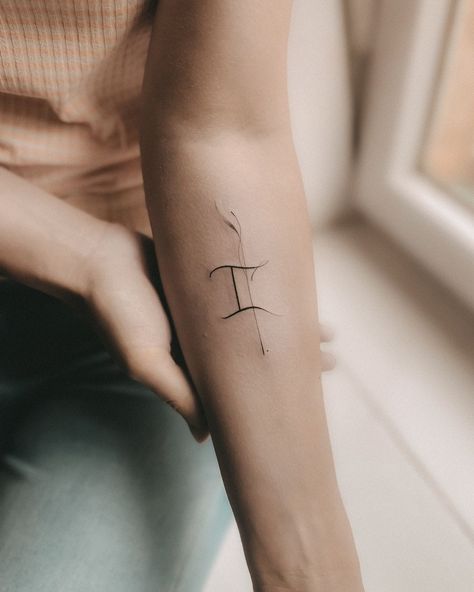 15 Amazing Gemini Tattoo Ideas To Love Forever - Morella&Ulalume Gemini Back Tattoos, Gemini Symbols, Gemini Tattoo Ideas, Tattoo Gemini, Twins Tattoo, Gemini Zodiac Tattoos, Twin Tattoos, Gemini Symbol, Gemini Constellation