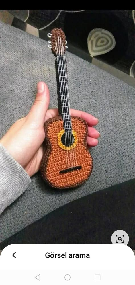 Amigurumi Guitar, Crochet Guitar, Crochet Music, Crochet Keychain Ideas, Guitar Keychain, Pola Amigurumi, Crochet Washcloth, Keychain Ideas, Crochet Stars