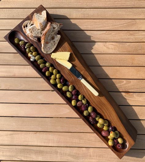 Serving Wood Board, Walnut Charcuterie Board Ideas, Charcuterie Board Carving Ideas, Charcuterie Board Wooden, Black Walnut Charcuterie Board, Wood Charcuterie Boards, Woodworking Charcuterie Board, Handmade Charcuterie Board, Diy Wooden Charcuterie Board