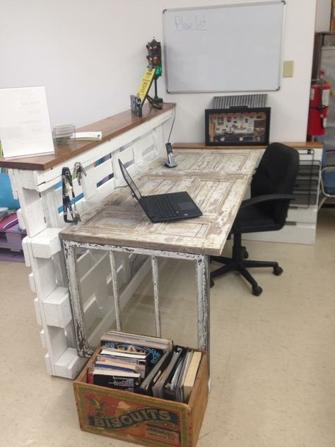 Desk From Old Door, Customer Service Counter, Old Door Desk, Yard Office, Old Door Decor, Old Kitchen Tables, Door Desk, Fold Out Table, Repurpose Furniture