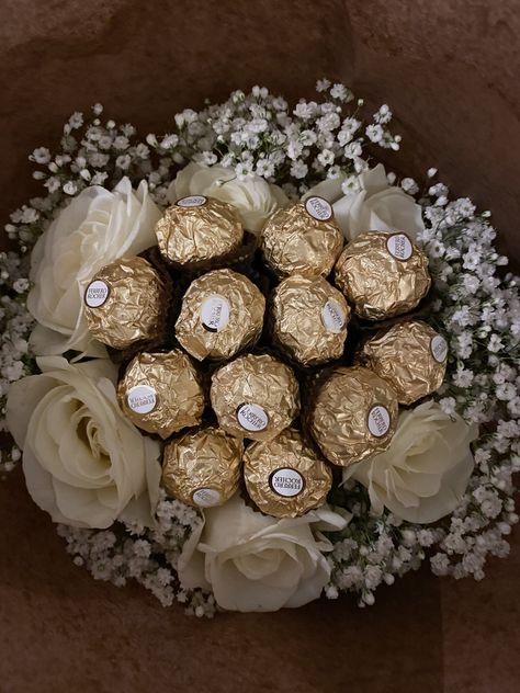 Ferrero Rocher blombukett gjord av mig! Ferro Rocher Bouquet Diy, Flower Bouquet With Ferrero Rocher, Ferror Rocher Gift Ideas, Ferrorocher Bouquet, Flowers With Ferrero Rocher, Ferrero Rocher Flower Bouquet, Ferro Rocher Flower Bouquet, Forero Rocher Bouquet, Ferrero Rocher Bouquet With Roses