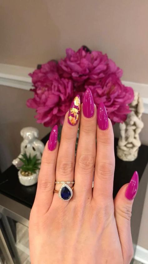 Magenta Gold Nails, Hot Pink And Rose Gold Nails, Cute Magenta Nails, Raspberry Color Nails Design, Raspberry And Gold Nails, Fuchsia Nail Color, Viva Magenta Nails Design, Fuschia Purple Nails, Summer Berry Nails