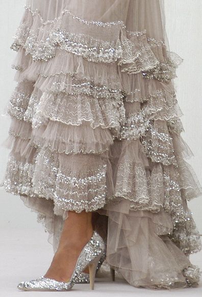 Versailles (or how I came to love French opulence) Mode Shoes, Mode Chanel, Chanel Couture, Gorgeous Gowns, Mode Inspiration, Fashion Details, A Dress, Shinee, Beautiful Outfits