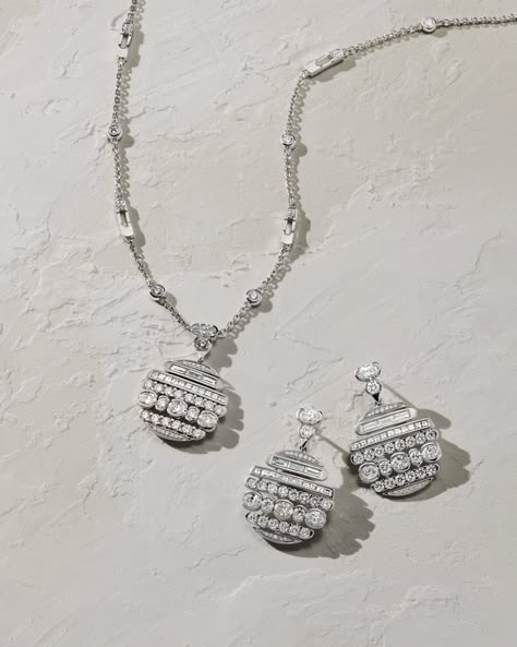 The Boodles 'Play of Light' pieces include a variety of different diamond cuts, such as oval, baguette and carré, creating brilliant sparkle from every possible facet. ⁠ #Boodles #NG200 #PlayofLight Diamond High Jewelry, Different Diamond Cuts, Earring Tops, Platinum Pendant, Aa Jewelry, Jewelry Illustration, Pendant Sets, Best Romantic Song Lyrics, Gold Jewelry Stores