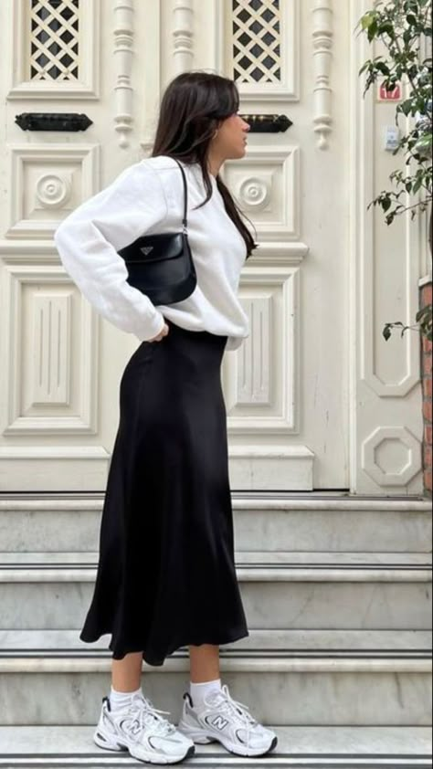 Modest Fall Outfits, Satin Skirt Outfit, Outfit Looks, Modesty Outfits, Capsule Outfits, Fashionista Clothes, Causual Outfits, Blog Article, Modest Fashion Outfits