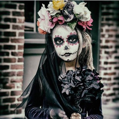 Catrina Costume, Maquillage Halloween Simple, Halloween Sugar Skull, Sugar Skull Costume, Halloweenský Makeup, Den Mrtvých, Sugar Skull Makeup, Face Painting Halloween, Skull Makeup