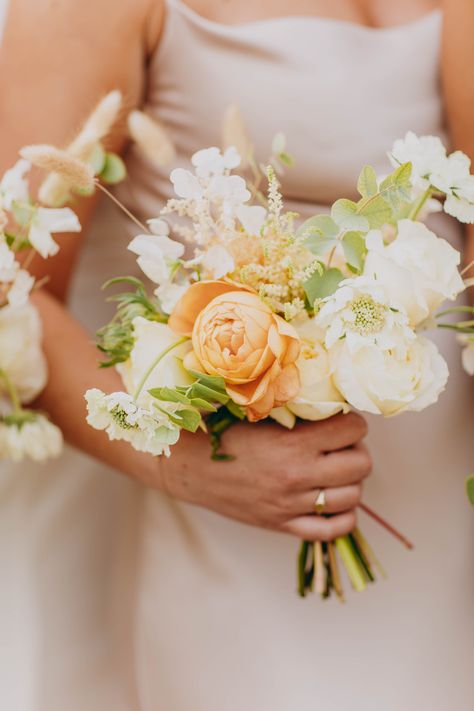 Caramel Antike Rose, Small Peach Bouquet, Garden Style Bridesmaid Bouquet, Peach Bridesmaid Bouquet, Peach And White Bouquet, Bridesmaids Bouqet, Bouquet Shapes, White Garden Rose, White Scabiosa