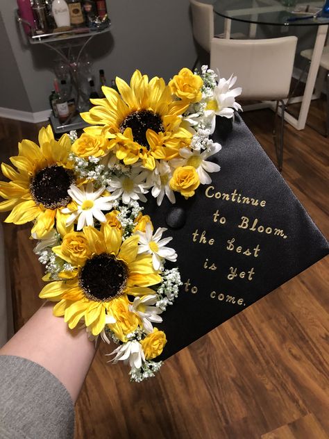 Flowers Grad Cap, Sunflower Graduation Cap, Graduation Cap Designs Sunflower, Graduation Cap Sunflower, Graduation Cap Designs Simple Flowers, Grad Cap Ideas Flowers, Graduation Cap Designs Flowers, Grad Cap Sunflower, Graduation Caps Decorated