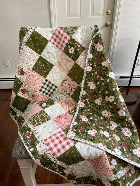 Square Quilts For Beginners, Baby Quilt Color Schemes, Pretty Quilt Patterns, Quilt Blanket Ideas, Pink And Green Quilt, Quilt Designs For Beginners, Pink Quilts Ideas, Quilt Color Ideas, Baby Blanket Quilt