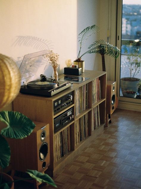 Vinyl Setup Aesthetic, Record Player Setup Aesthetic, Vinyl Setup, Lp Regal, Hifi Room, Living Room Vinyl, 70s Interior Design, Home Music Rooms, 70s Interior