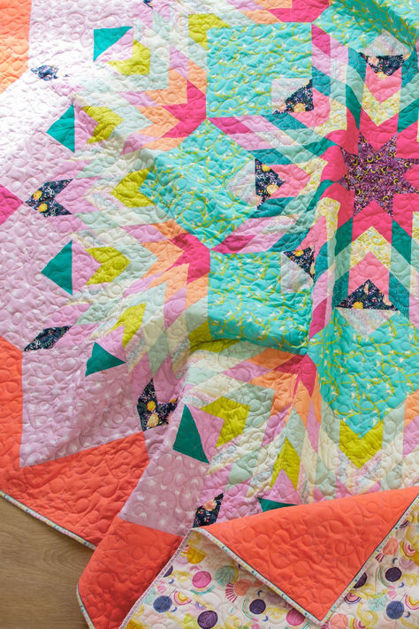 Create a breathtaking 96" x 96" Patchwork Quilt with our FREE Rosette pattern! Featuring Jessica Swift's vibrant magical Sunrise Sunset prints on Oeko-Tex-certified 100% Quilting Cotton. Master strip piecing for a quick & easy project. Perfect for beginners & seasoned quilters alike! #PatchworkQuilt #QuiltPatternFree #QuiltingCotton #StripPiecingTechnique #HandmadeQuilt #AGFSunriseSunset #SewingProjects #DIYQuilt #QuiltLove #TextileArt #FabricCrafts #DIYProjects #DIYHomeDecor Tula Pink Quilt Patterns Free, Modern Quilts Contemporary, Christmas Quilts Ideas Free Pattern, Neon Quilt, Hst Quilt Patterns, Boho Quilt Pattern, Lonestar Quilts, Diy Rosette, Unique Quilt Patterns