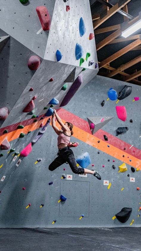 Indoor Rock Climbing Photoshoot, Climbing Gym Aesthetic, Indoor Bouldering Aesthetic, Indoor Rock Climbing Aesthetic, Climbing Photoshoot, Bouldering Aesthetic, Bouldering Women, Rock Climbing Indoor, Rock Climbing Aesthetic