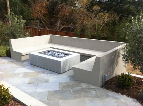 #Inspiratie #Buitenhaard #Mazzelshop Concrete Lounge Outdoor, Concrete Fire Pit Seating, Outdoor Rectangle Fire Pit Ideas, Outdoor Seating Concrete, Concrete Seating Outdoor, Boma Ideas Fire Pits, Fire Pits With Seating, Fire Pit Near Pool, Cement Fire Pit