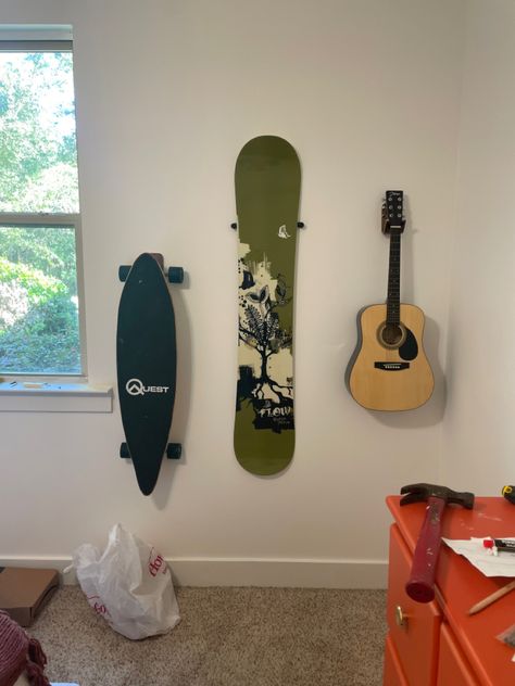 Snowboard Room Decor, Snowboards On Wall, Snowboard On Wall, Snowboard Room, Snowboarding Aesthetic, Basement Room, Snowboard Design, Snow Board, Boys Rooms