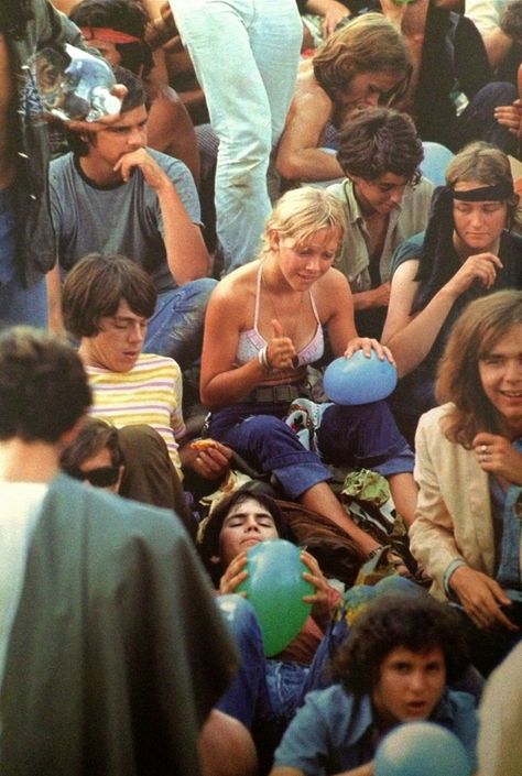 Woodstock Youth 1969 Woodstock Photos, Woodstock Hippies, Peace Love Music, Woodstock Music, Festival Photos, Woodstock 1969, Sustainable Denim, Boho Chique, Woodstock Festival