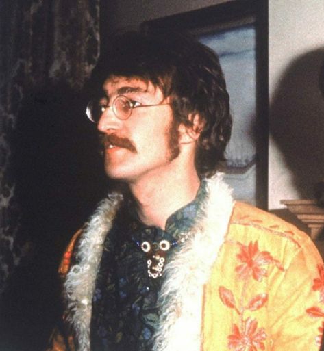 Lennon Glasses, John Lennon Glasses, Love John Lennon, Beatles Rare, John Lemon, Beatles Love, Bug Boy, Beatles Pictures, Sgt Pepper