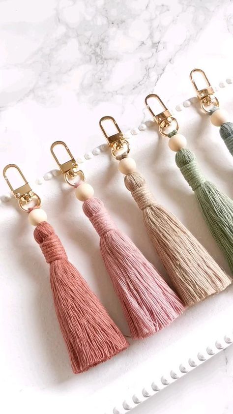 Macrame Keychain Tutorial, Diy Macrame Keychain, Keychain Tutorial, Heart Home Decor, Boho Crafts Diy, Boho Keychain, Keychain Holder, Macrame Keychain, Diy Yarn Crafts