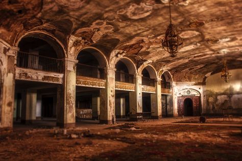 The Abandoned And Haunted 14-Story Baker Hotel In Texas Abandoned Locations, Water Hotel, Abandoned Structures, Abandoned Hotels, Travel Texas, Mineral Wells, Abandoned Homes, Beautiful Decay, Hotel House