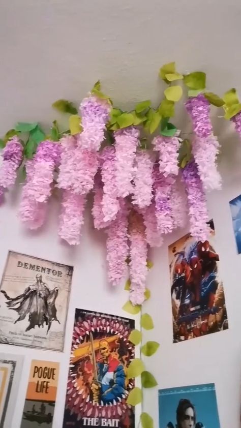 Wisteria Room Decor Diy, Green Room Decoration, Diy Room Decor Flowers, Paper Crafts Wall Decoration, Paper Flowers Decoration Wall, Easy Diys To Decorate Your Room, How To Make Fake Vines, Short Room Decor Ideas, Cute Diy Ideas Aesthetic