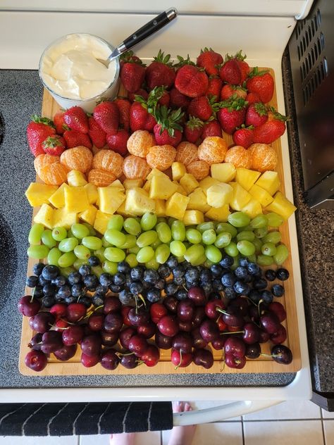 Fruit Tray For Tea Party, Sun Fruit Tray, First Birthday Fruit Tray, Gender Reveal Fruit Tray, Mario Fruit Tray, Fruit Platter Ideas Party Trays Simple, Fruit Tray Party, Diy Fruit Tray, Party Fruit Tray