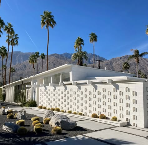 Desert Modernism Style - Visit Palm Springs Breeze Block Patio, Palm Springs House Exterior, Mid Century Facade, Mid Century Architecture 1960s, Palm Springs Exterior, 1950s Homes, Pool Area Landscaping, Retro Industrial Decor, Palm Springs Landscaping