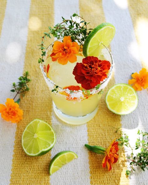 Garden Margarita, Gluten Free Cocktails, Classy Cocktails, Craft Cocktail Recipe, Tequila Cocktail, Garden Cooking, Cocktail And Mocktail, Craft Cocktail, Chicken Crafts