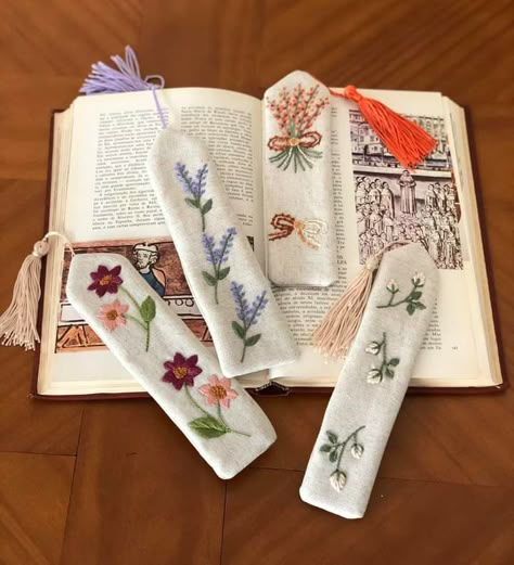 Book Marks Embroidery, Crochet Animal Bookmarks, Book Marks Design Ideas, Bookmark Crochet Tutorial, Bookmarks Crochet, Embroidered Bookmarks, Handmade Fabric Purses, Bookmark Easy, Animal Bookmarks