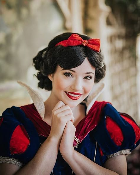 Snow White Snow White Pictures, Snow White Makeup, Disney Princess Makeup, Snow White Cosplay, Snow White Birthday Party, Princess Face, Princess Makeup, Snow White Disney, Disney Face Characters