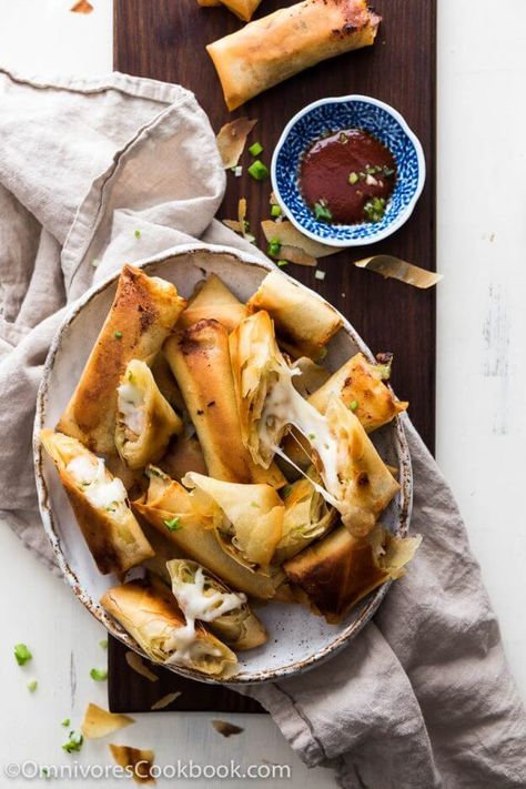 This recipe does not require you to deep fry, pre-cook the filling, and is so easy to get ready. Party Food Asian, Top Appetizers, Baked Spring Rolls, Cheesy Shrimp, Dim Sum Recipes, Chinese Dinner, Asian Side Dishes, Chicken Spring Rolls, Cantonese Food