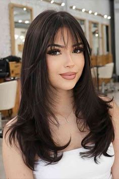 Haircuts For Oval Shaped Face Medium, Haircut For Oval Face Women, Bangs For Oval Face, Oval Face Women, Haircuts For Oval Shaped Face, Hairstyles For Oval Face, Oval Face Bangs, Long Hair Fashion, Type Of Face