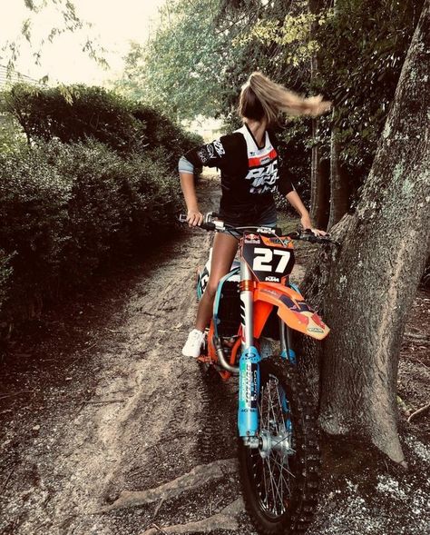 Motocross Girls, Dirt Bike Gear, Bike Couple, Dirt Biking, Motocross Love, Cool Dirt Bikes, Image Moto, Motorcross Bike, Biker Photoshoot