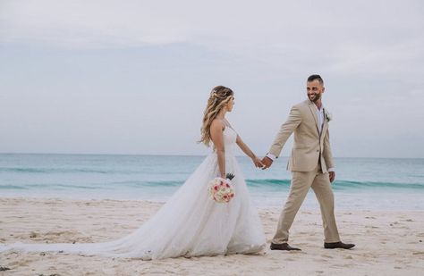 Wedding Pictures Beach Photo Ideas, Creative Beach Wedding Photos, Wedding Pictures At The Beach, Beach Wedding Photo Ideas Sunsets, Wedding Pictures On Beach, Beach Wedding Photo Ideas With Family, Wedding Photography Poses Beach, Destination Wedding Photoshoot, Destination Wedding Pictures Photo Ideas