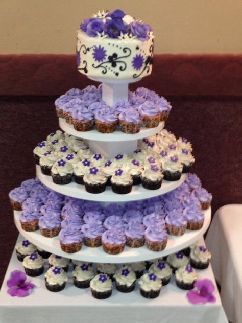 Cupcake Tower Birthday Sweet 16, Cupcake Tier Cake, Wedding Cake Flowers Simple, Black Cupcake Stand, Purple Wedding Cupcakes, Purple Dessert Tables, White Wedding Cupcakes, Black And White Cupcakes, Grandmas Birthday