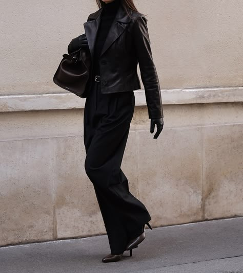 The Row Margaux Bag, Fall Aesthetic Dark, Margaux Bag, Classic Chic Outfits, Women In Suits, 90s Minimalism, Normcore Fashion, Editorial Styling, Street Aesthetic