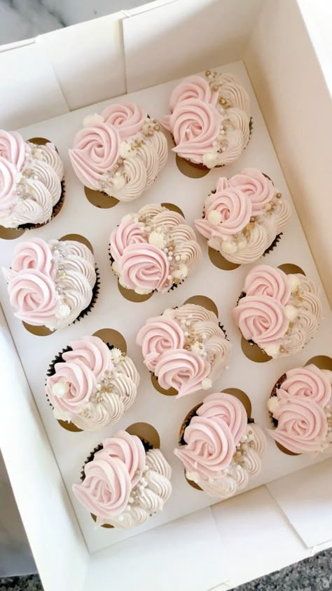 Rose Gold And White Cupcakes, Pink Sparkle Cupcakes, Mixed Piping Cupcakes, Pink Bridal Shower Cupcakes, Pale Pink Cupcakes, Baby Girl Cupcakes Ideas, Bridal Shower Cake And Cupcakes, Pink White And Gold Cupcakes, Baby Pink Cupcakes