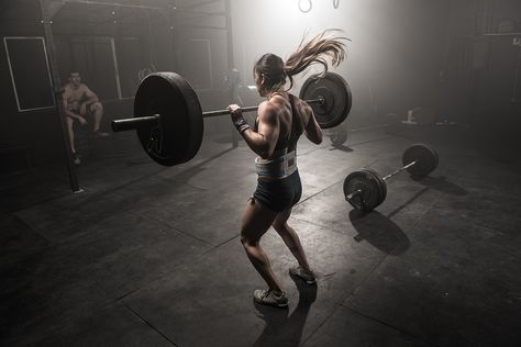 Crossfit athletes competiting in the Crossfit Open. Heavy Weight Lifting For Women, Weight Lifting Schedule, Weight Lifting For Women, Weight Lifting Motivation, Ways To Loose Weight, Lifting Motivation, Lifting Workouts, Weight Lifting Workouts, Weight Lifting Workout