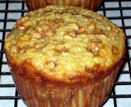 Loaded with butterscotch and toffee, with a tangy oatmeal batter, these sweet and sticky muffins are almost too much of a treat for breakfast! Jumbo Muffin Recipes, Butterscotch Muffins, Butterscotch Oatmeal, Oatmeal Muffin, Oatmeal Chocolate Chip Muffins, Doughnut Muffins, Jumbo Muffins, Muffins Recipes, Breakfast Goodies