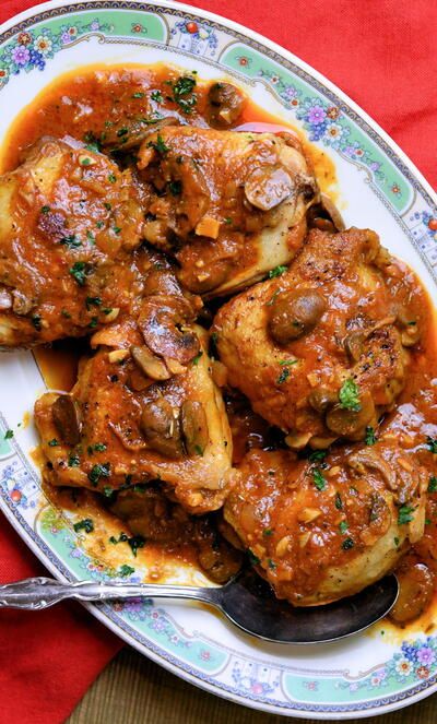 Chicken Chasseur Recipe, Italian Chicken Cacciatore, Chicken Chasseur, Hunters Chicken, Delicious Chicken Dinners, Classic French Dishes, Chicken Cacciatore, One Skillet, Hunter Hunter