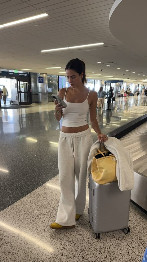 Airport Style Aesthetic, Airport Outfit Ideas Comfy, What To Wear To Airport Travel Outfit, Comfy Flight Outfit, Airport Fit Summer, Airport Summer Outfit, Airport Fits Aesthetic, Outfits For Airport, Outfit For Airport