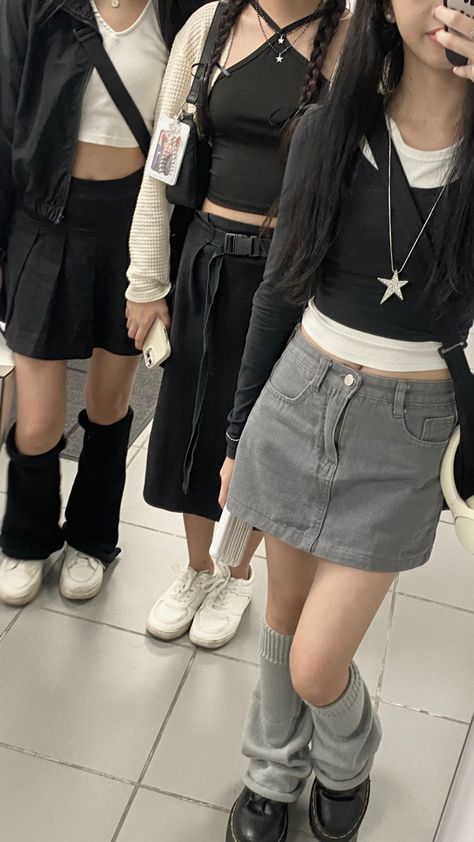 Y2k Fashion Black And White, Acubi Comfy Outfit, Acubi Star Outfit, White And Black Aesthetic Outfit, Easy Kpop Outfits To Recreate, Y2k Acubi Fashion, Outfit Ideas Skirt Black, Acubi Style Skirt, Concert Outfit Ideas Simple