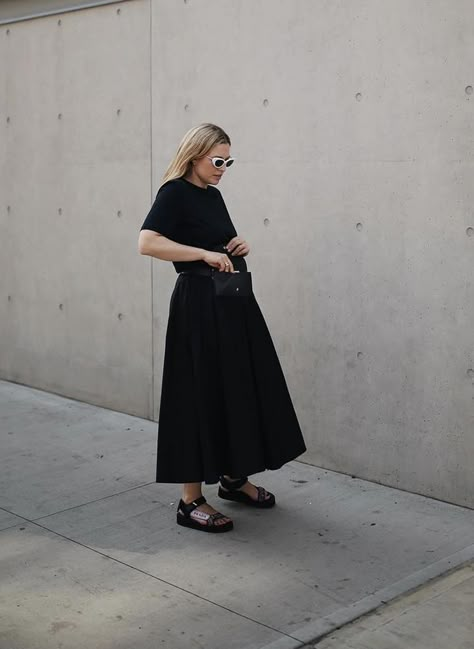 5 Easy Ways to Wear Black in Summer | Who What Wear UK Chunky Sandals Outfit, Black Dress Accessories, Japanese Minimalist, Black Attire, Casual Chique, Black Dress Outfits, Chunky Sandals, Looks Street Style, All Black Outfit