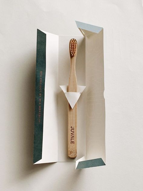 Modern and innovative product and packaging design for a tooth brush. Eco Packaging Ideas, Eco Packaging Design, Incense Packaging, Toothbrush Design, Smart Packaging, Capstone Project, Innovative Packaging, Eco Friendly Art, Cool Packaging