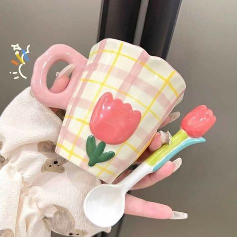 Pic vía Vanilla on Facebook Kawaii Cups, Clay Diy Projects, Tanah Liat, Pretty Mugs, Pottery Crafts, Cute Kitchen, Cute Clay, Clay Art Projects, Ceramics Ideas Pottery