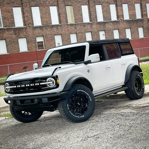 White Ford Bronco, Bronco White, Black Bronco, Ford Bronco Concept, White Bronco, Bronco Concept, Bronco Badlands, Bronco Car, Bronco Raptor