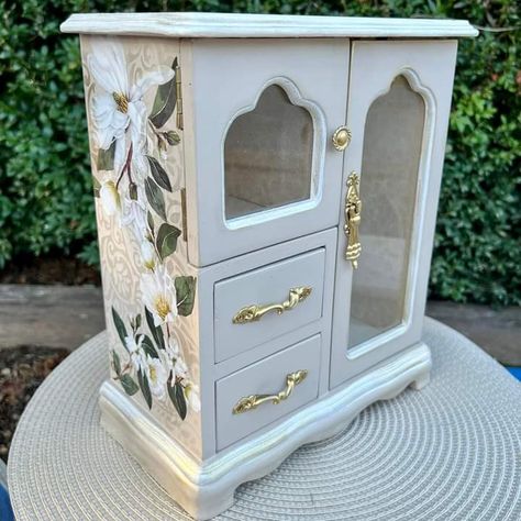 Old Jewelry Box Aesthetic, Cute Jewelry Box Painting, Wooden Jewelry Boxes Diy Paint, Jewelry Box Vintage Paint, Mdf Painting, Furniture Studio, Embossing Paste, Jewelry Box Makeover, Gilding Wax