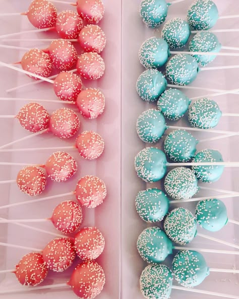 Pastel Color Cake Pops, Cake Pop Gender Reveal Ideas, Gender Reveal Cake Pops Ideas, Pink And Blue Cake Pops, Gender Reveal Treats Sweets, Cake Pop Gender Reveal, Gender Reveal Sweets Table, Cake Pops Gender Reveal, Gender Reveal Food Ideas Appetizers