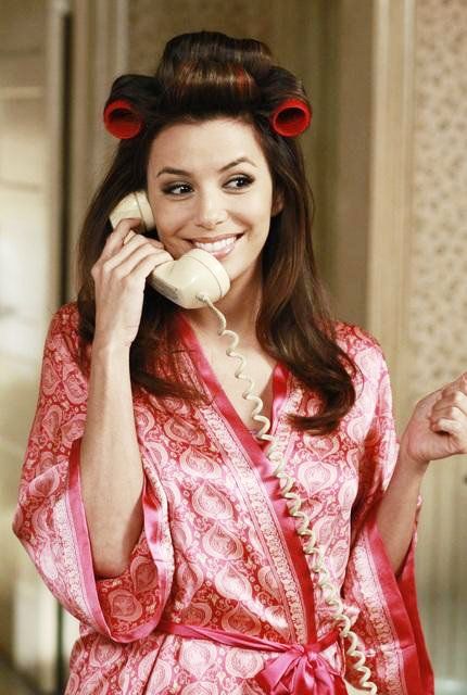 desperate housewives Gabrielle Solis - Eva Longoria Gabby Solis, Eva Longoria Desperate Housewives, Gabrielle Solis, Desperate Housewives, On The Phone, Eva Longoria, Hair Curlers, Serie Tv, Pretty People