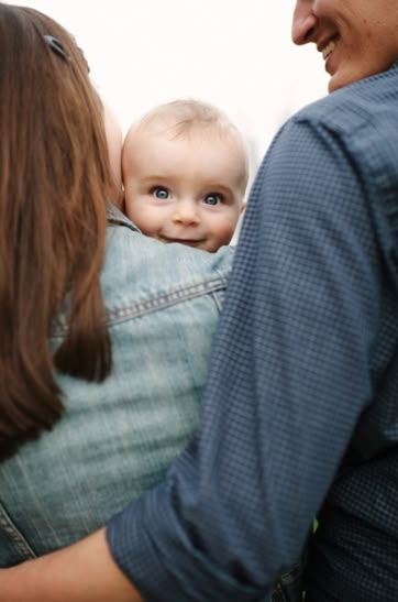 Family Pics With Infant, 3 People Family Photos, Family Photoshoot 6 Month Old, Family Photos With 4 Month Old, 3 Month Old Family Pictures, Couple And Baby Photography, Baby And Parents Photography, Family Photo Baby, 6 Month Baby Picture Ideas