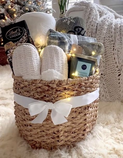 Bae Basket For Her, Gift Basket Ideas For Inlaws, Christmas Basket Gift Ideas For Couples, Small Christmas Gift Basket Ideas, Pamper Baskets Ideas, Baking Basket Ideas, Girly Presents, Aesthetic Gift Basket, Burrr Basket